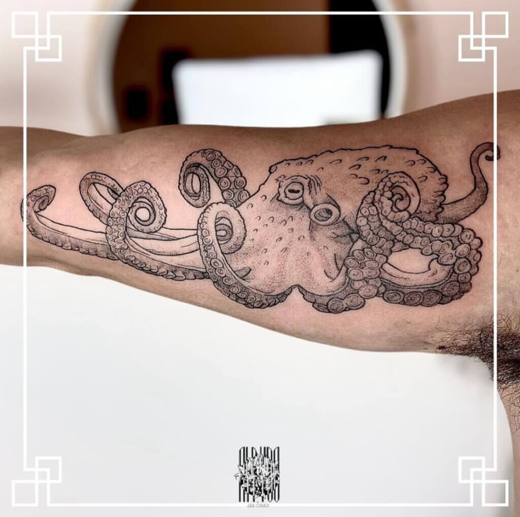 Tattoo eines detailreichen Oktopus mit schlangenförmigen Tentakeln auf dem Unterarm.