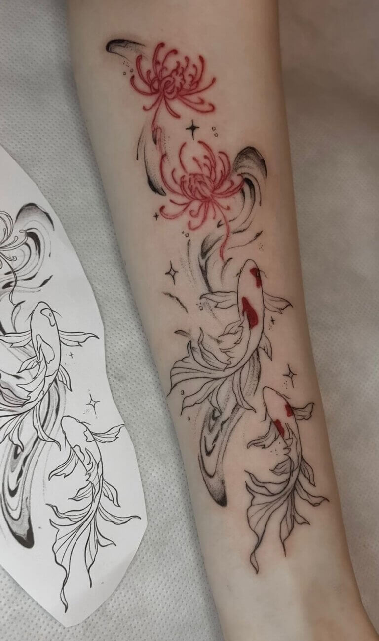 Tattoo von zwei Koi-Fischen, umgeben von floralen Elementen und farbigen Akzenten, auf dem Unterarm.